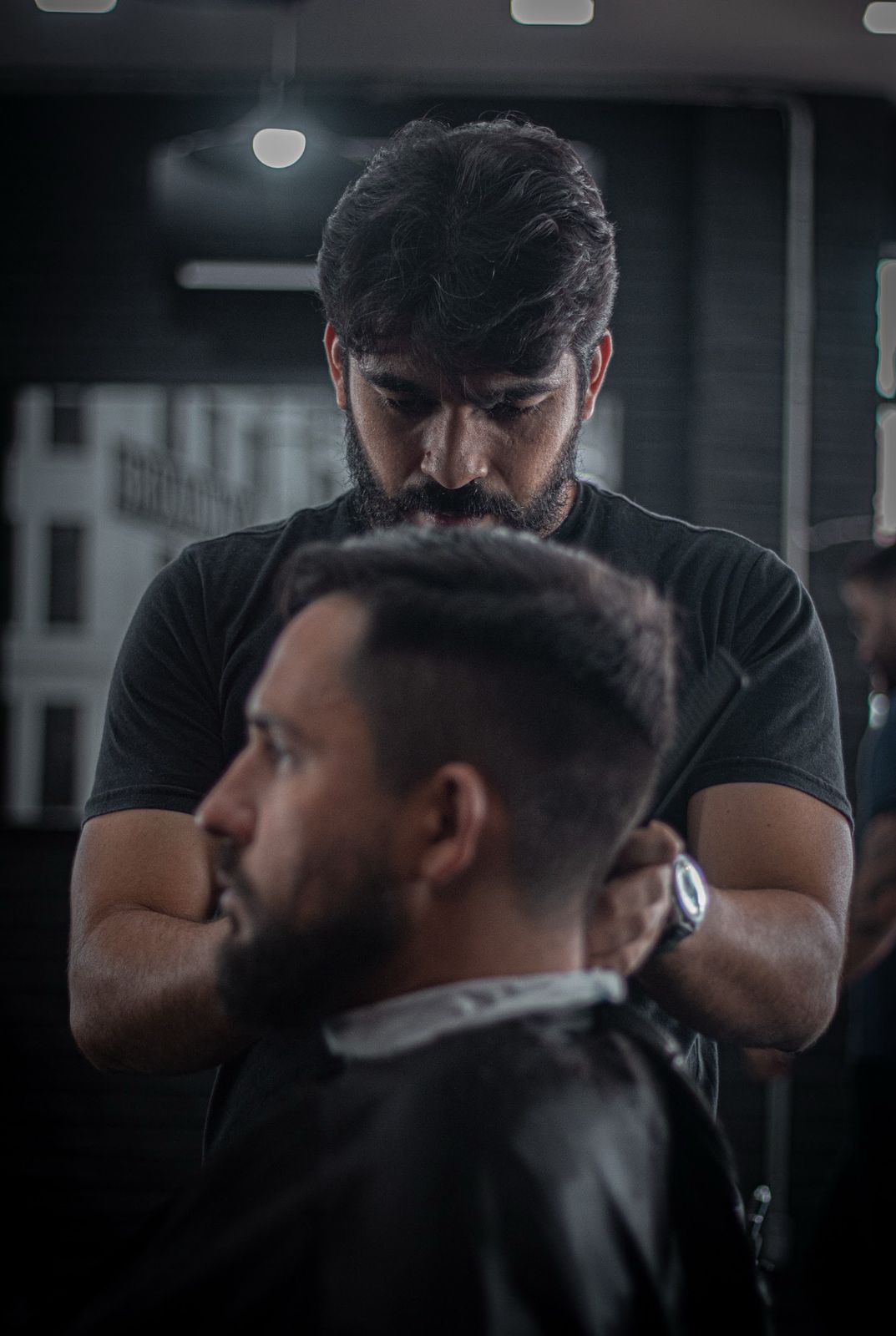 Barbeiro Thiago trabalhando